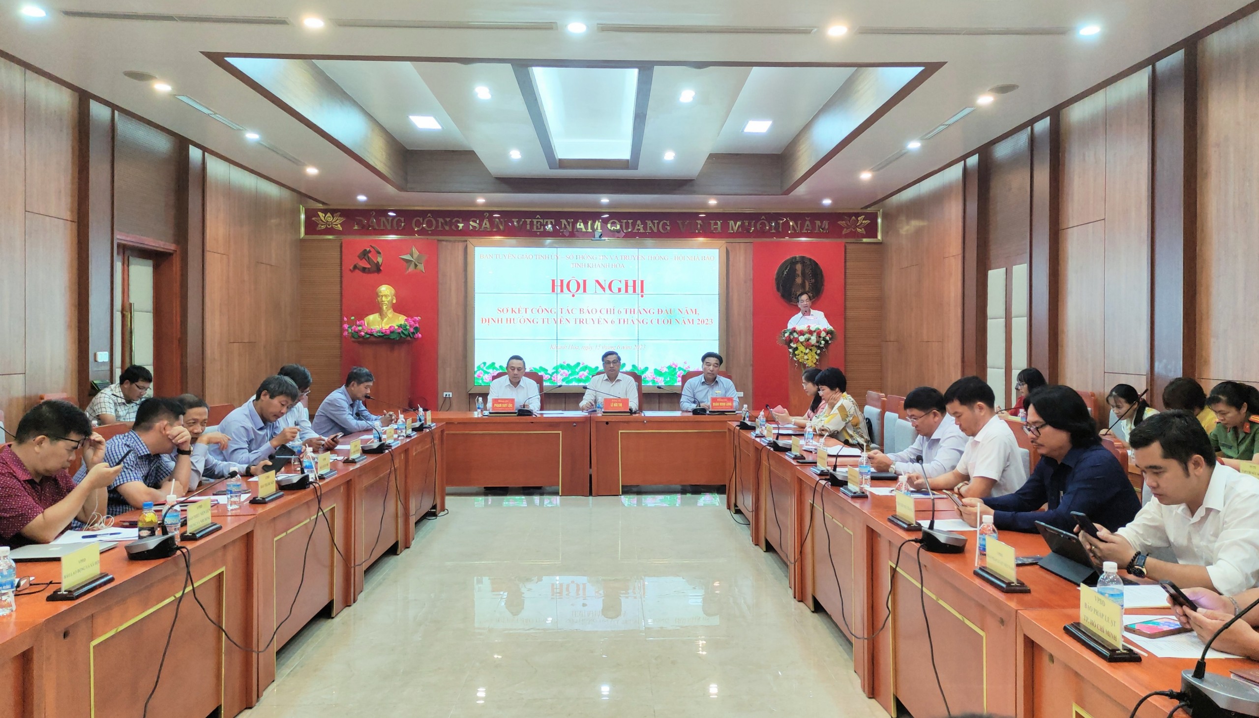 Người làm báo cần trách nhiệm, gương mẫu trong việc đăng tải, bình luận, chia sẻ thông tin 